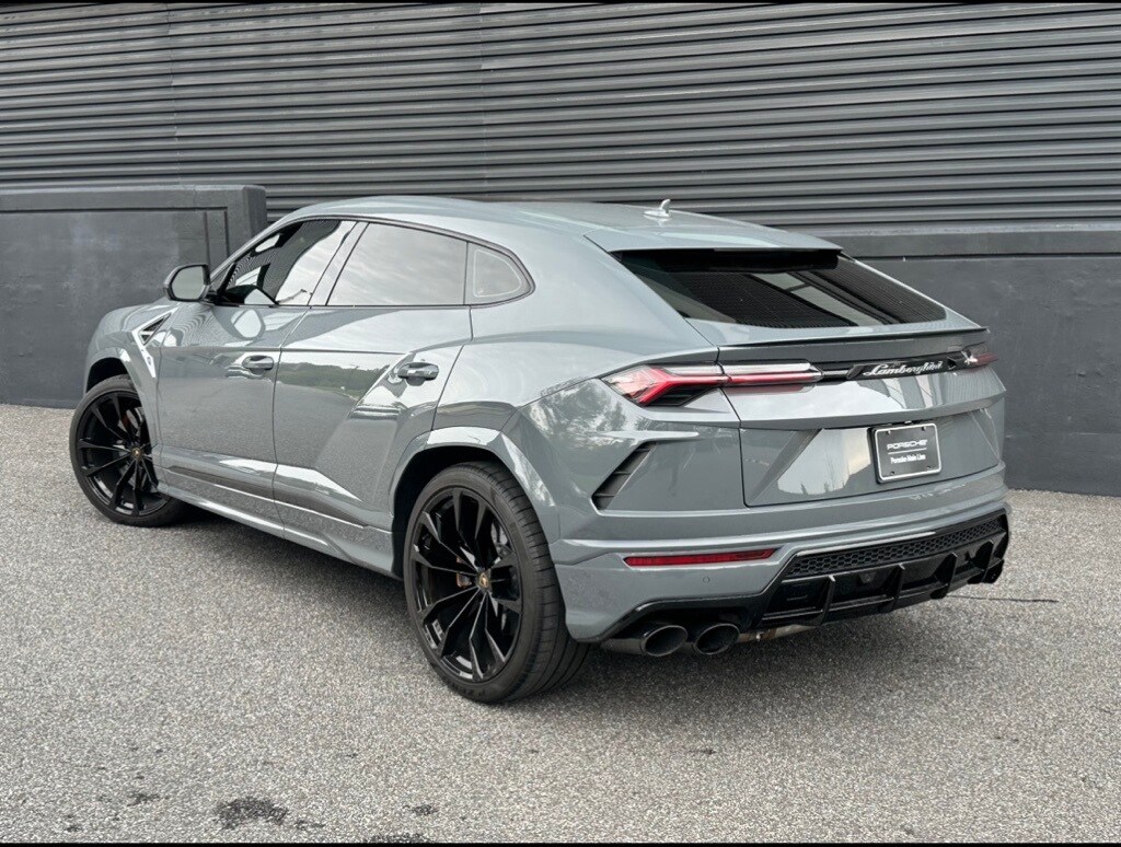2022 Lamborghini Urus Base photo 3