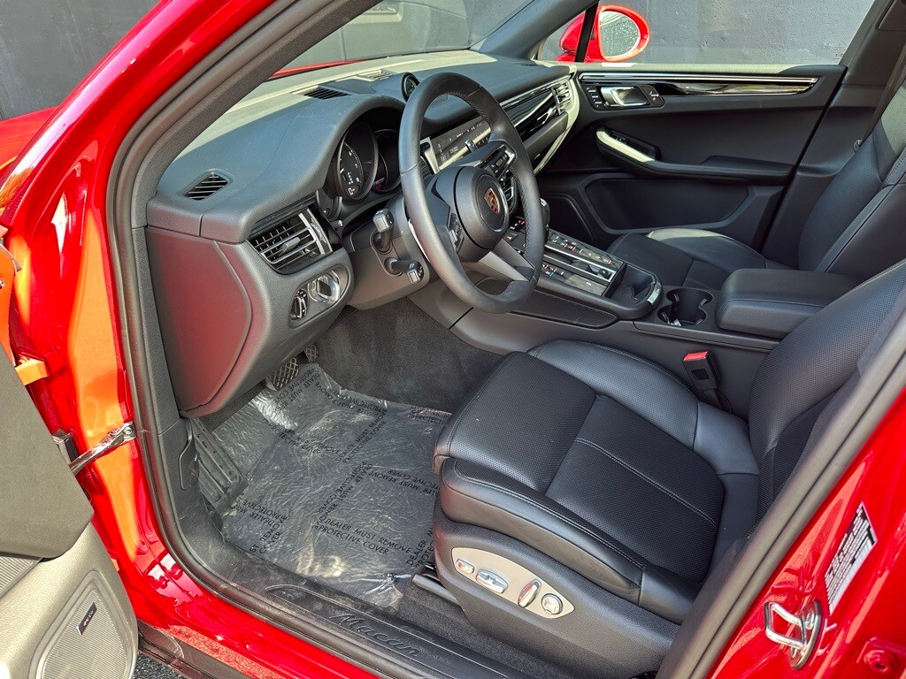 2025 Porsche Macan photo 3