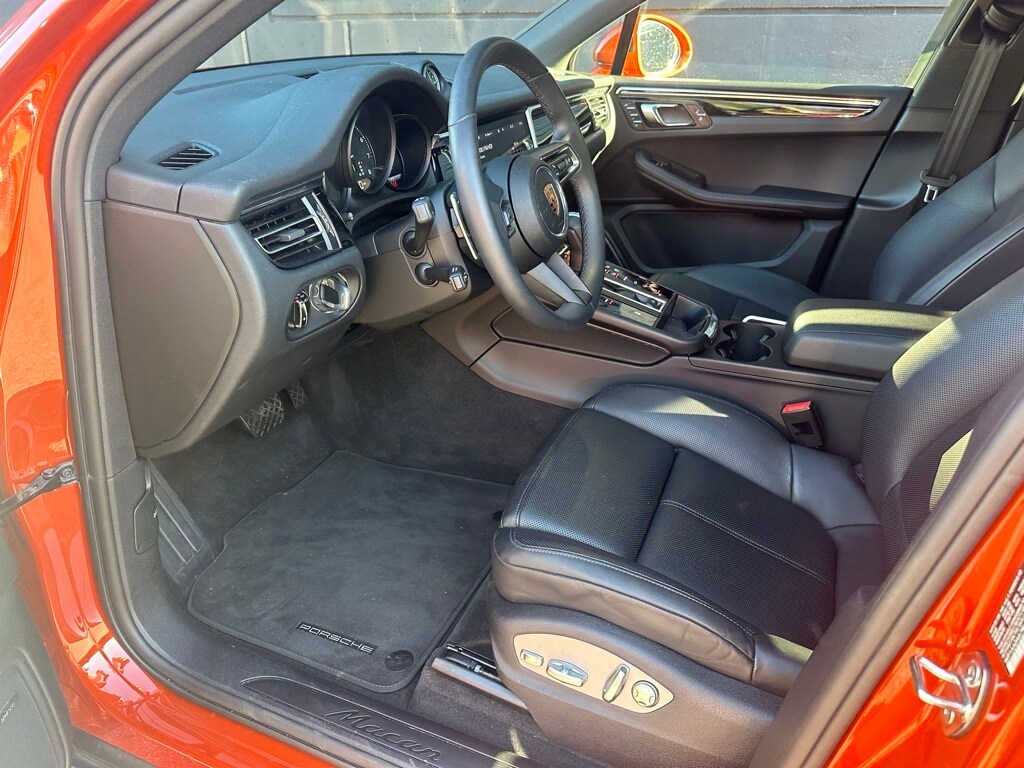 2025 Porsche Macan T photo 4