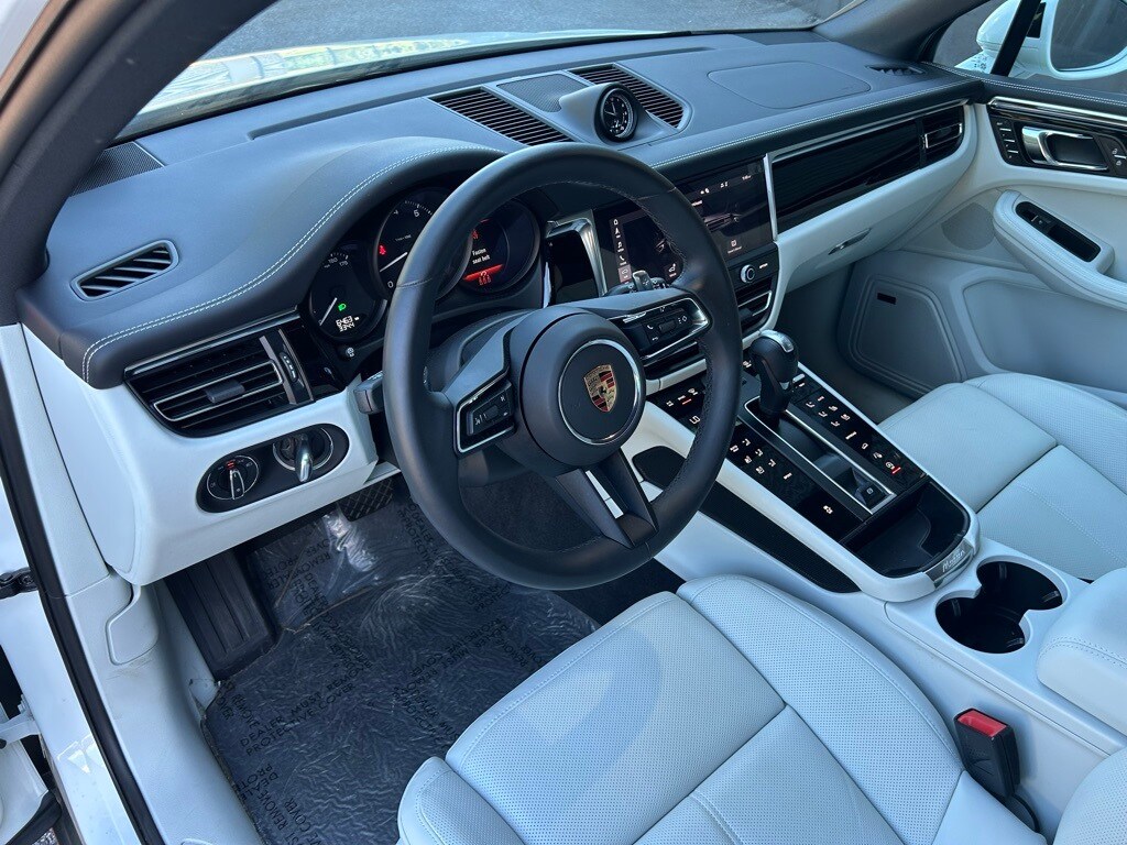 2025 Porsche Macan photo 4