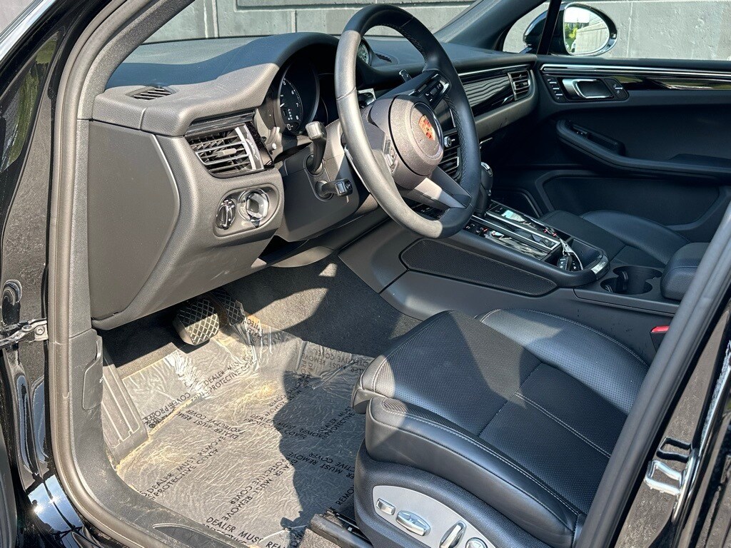 2025 Porsche Macan S photo 4