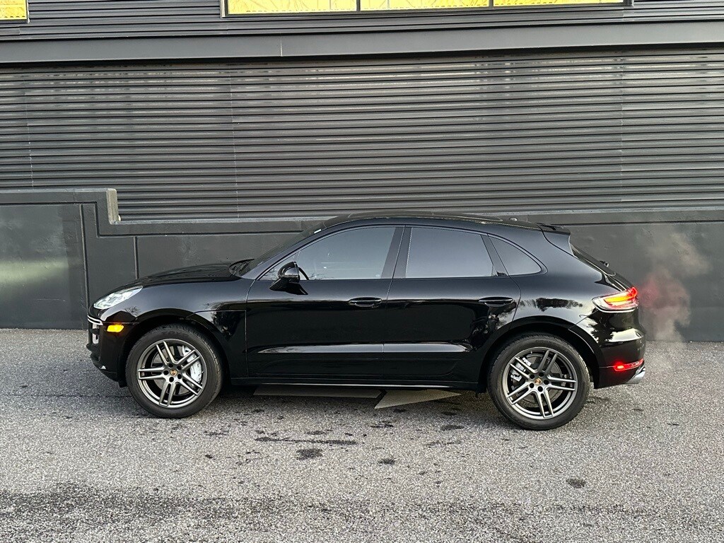 2021 Porsche Macan Turbo photo 2