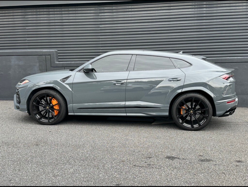 2022 Lamborghini Urus Base photo 2