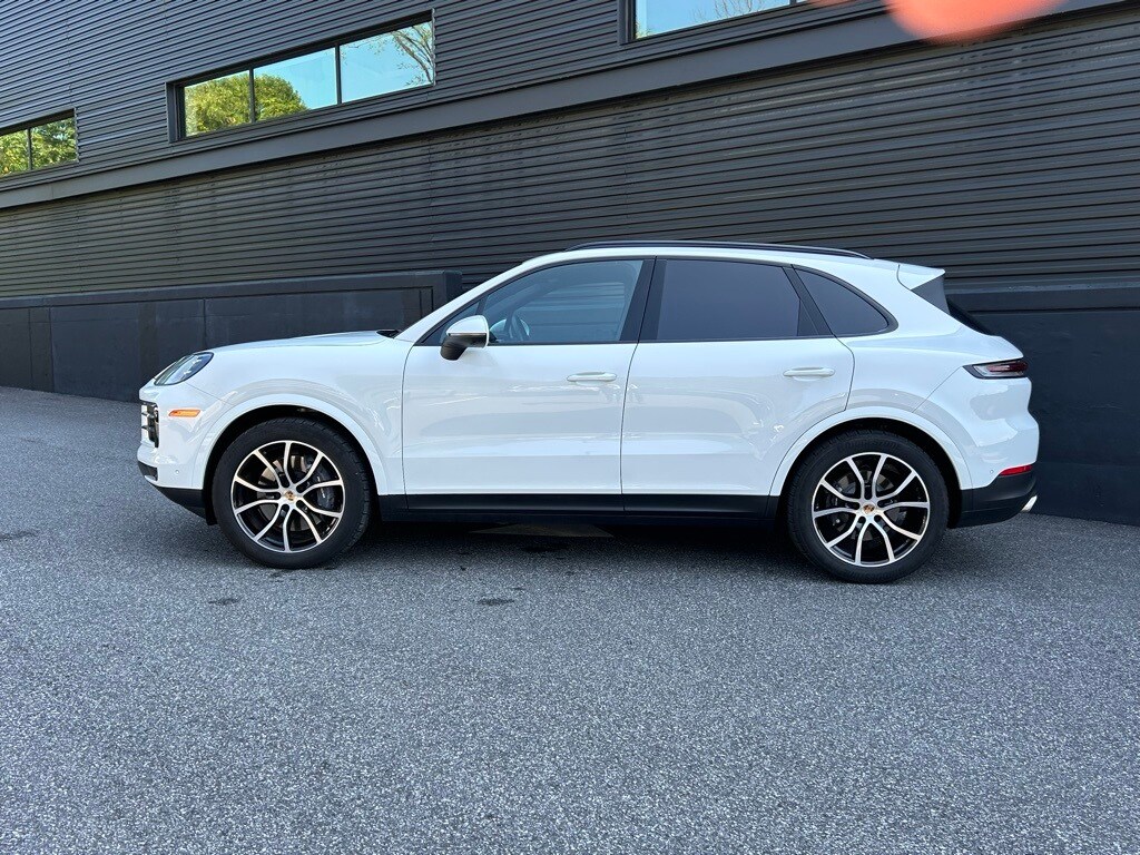 2025 Porsche Cayenne photo 2