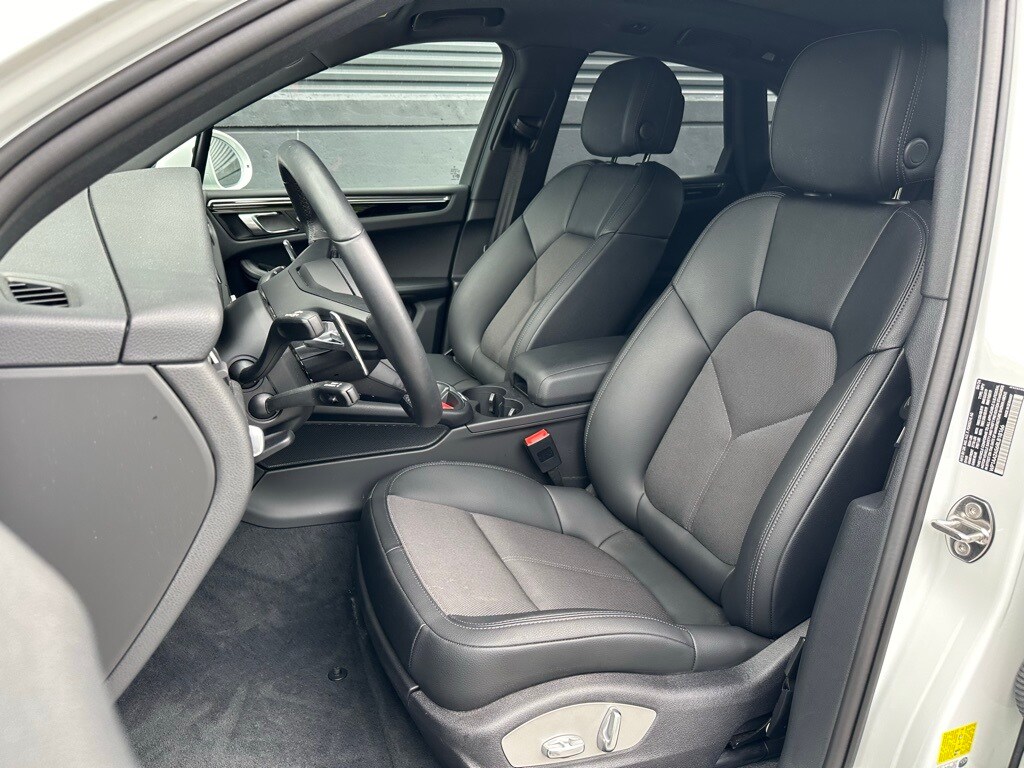 2024 Porsche Macan T photo 4