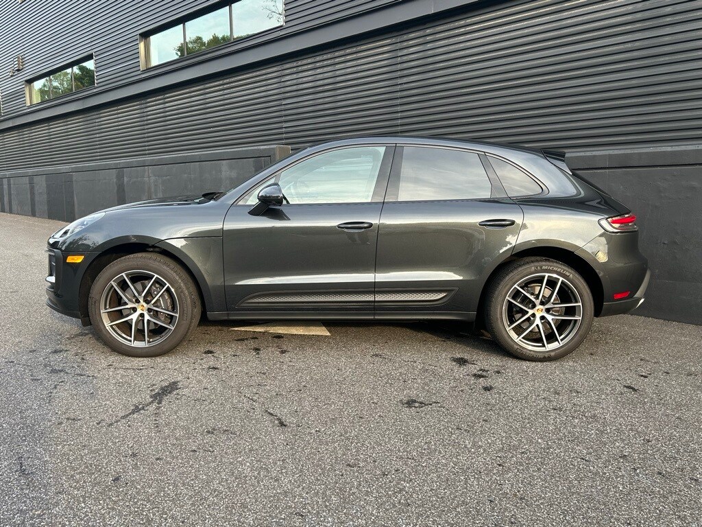 2025 Porsche Macan photo 2