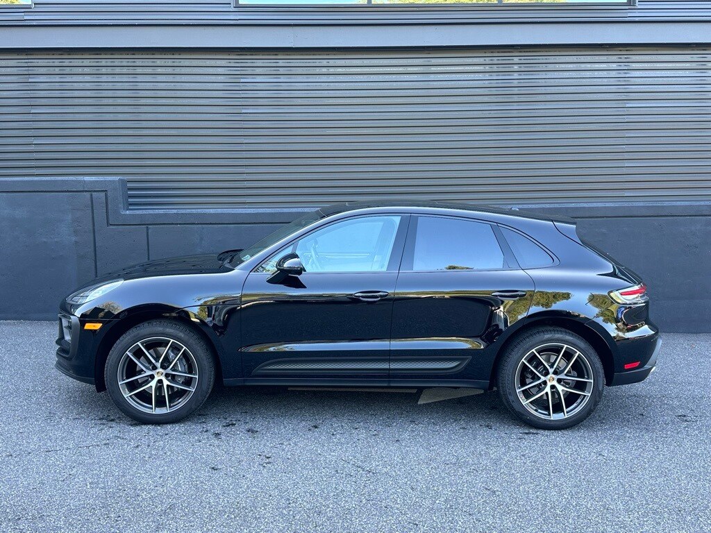 2025 Porsche Macan photo 2