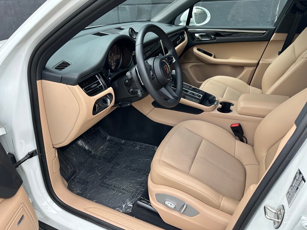 2025 Porsche Macan photo 4