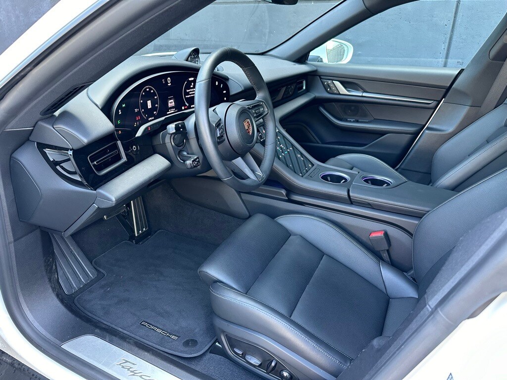 2025 Porsche Taycan photo 4