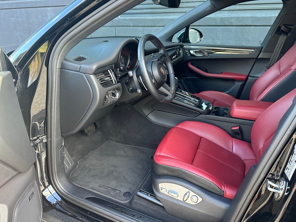 2025 Porsche Macan T photo 3