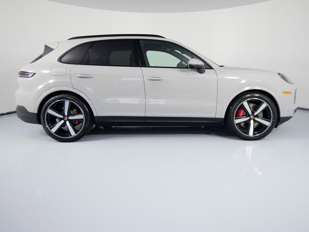 2026 Porsche Cayenne S - Photo 8