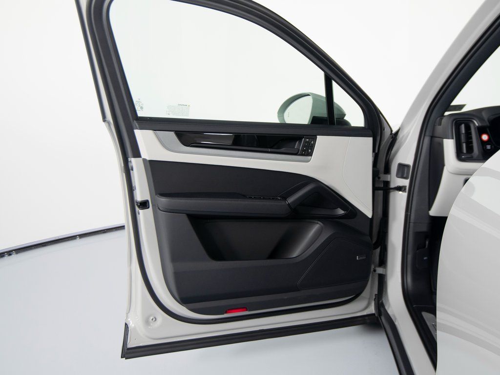 2026 Porsche Cayenne S - Photo 11