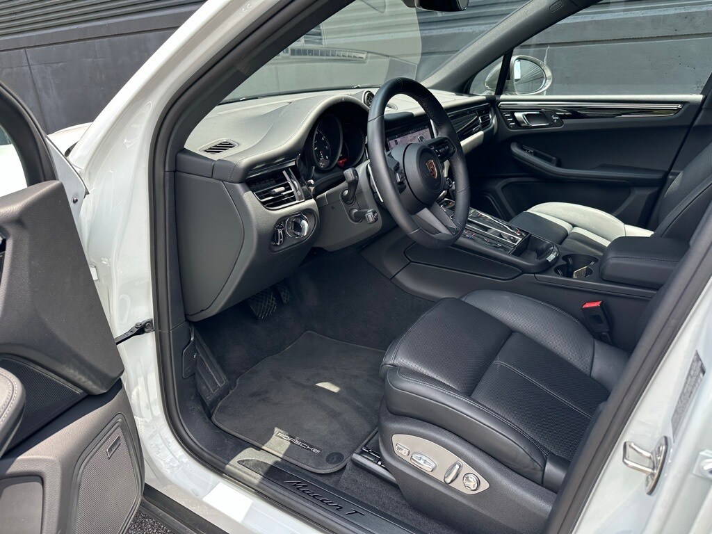 2025 Porsche Macan T photo 4