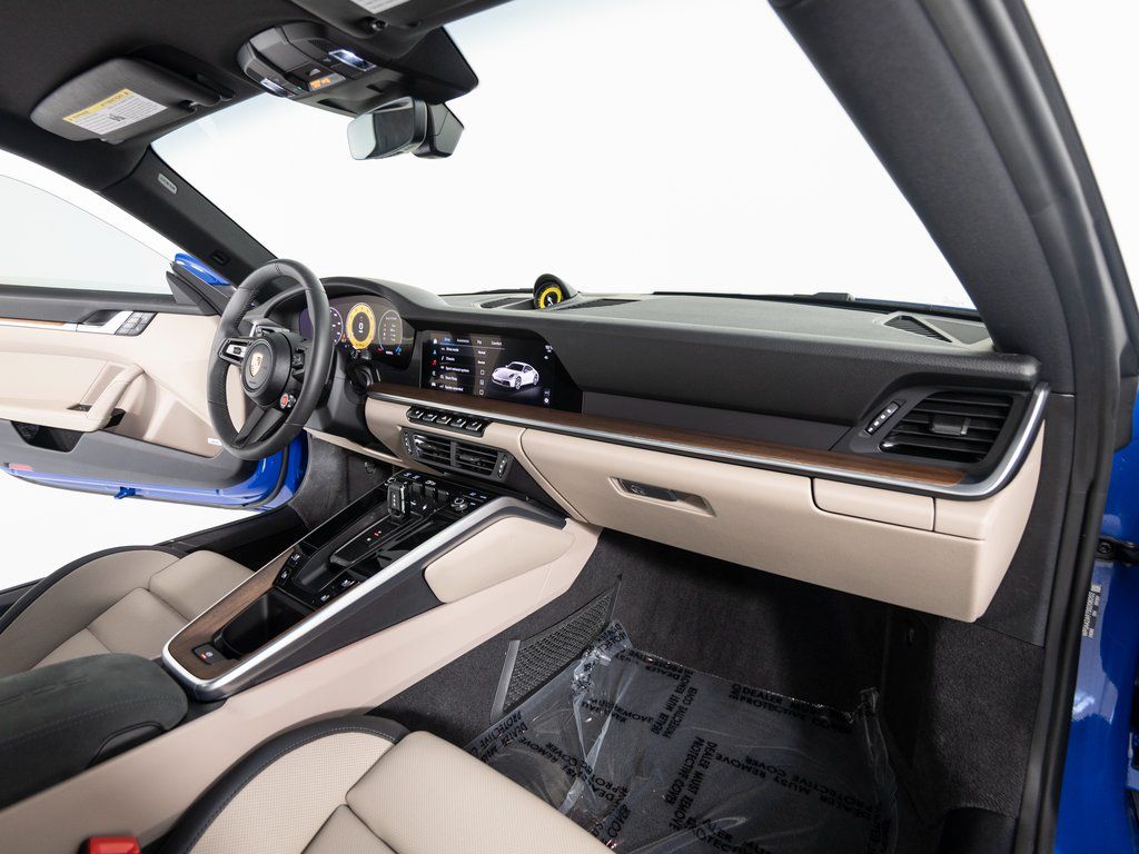 2025 Porsche 911 - Photo 28