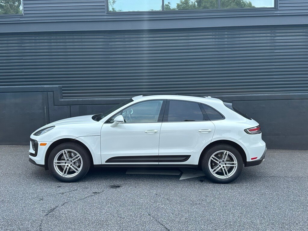 2025 Porsche Macan photo 2