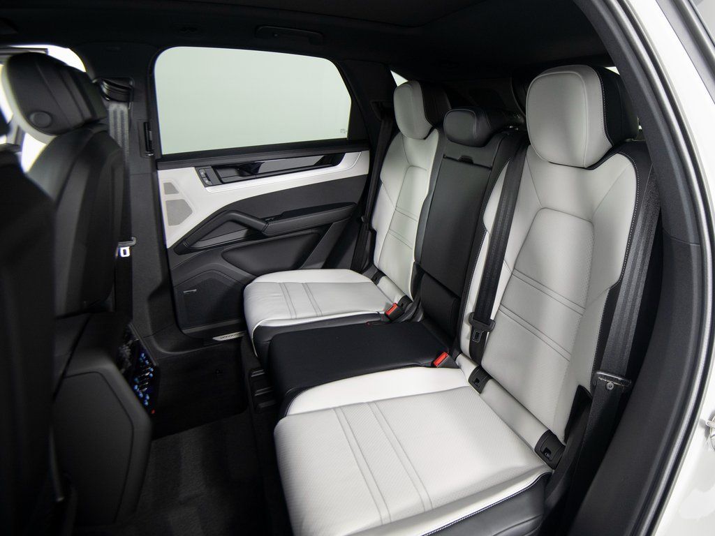 2026 Porsche Cayenne S - Photo 30