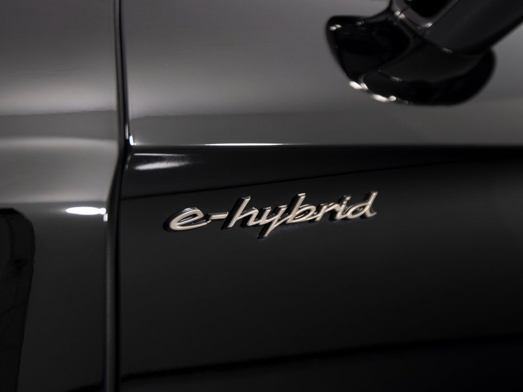 2026 Porsche Panamera Turbo E-Hybrid - Photo 38