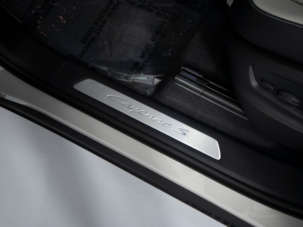 2026 Porsche Cayenne S - Photo 16