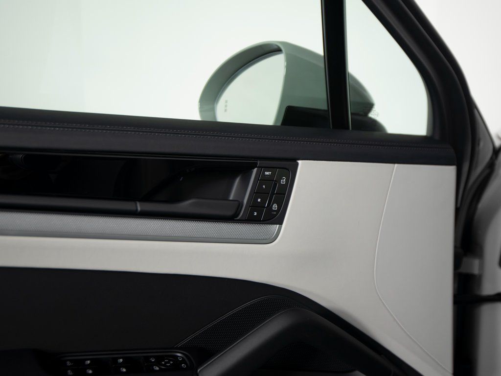 2026 Porsche Cayenne S - Photo 13