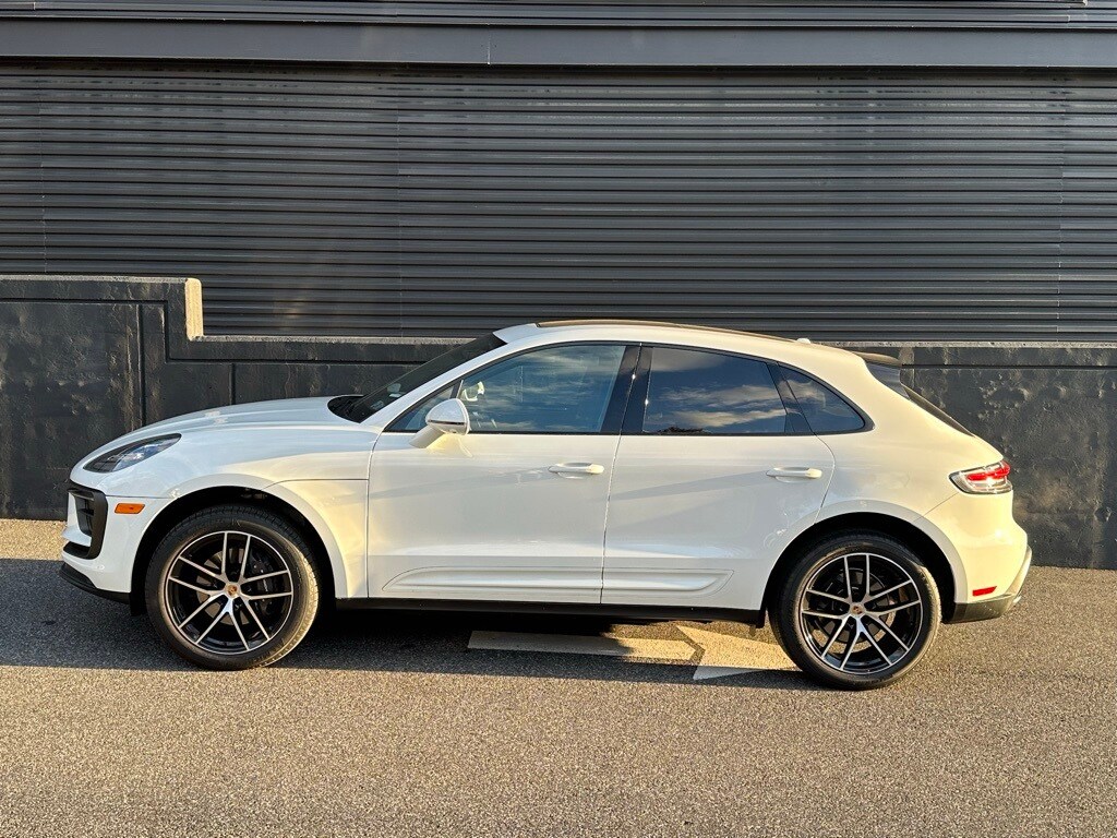2025 Porsche Macan T photo 2