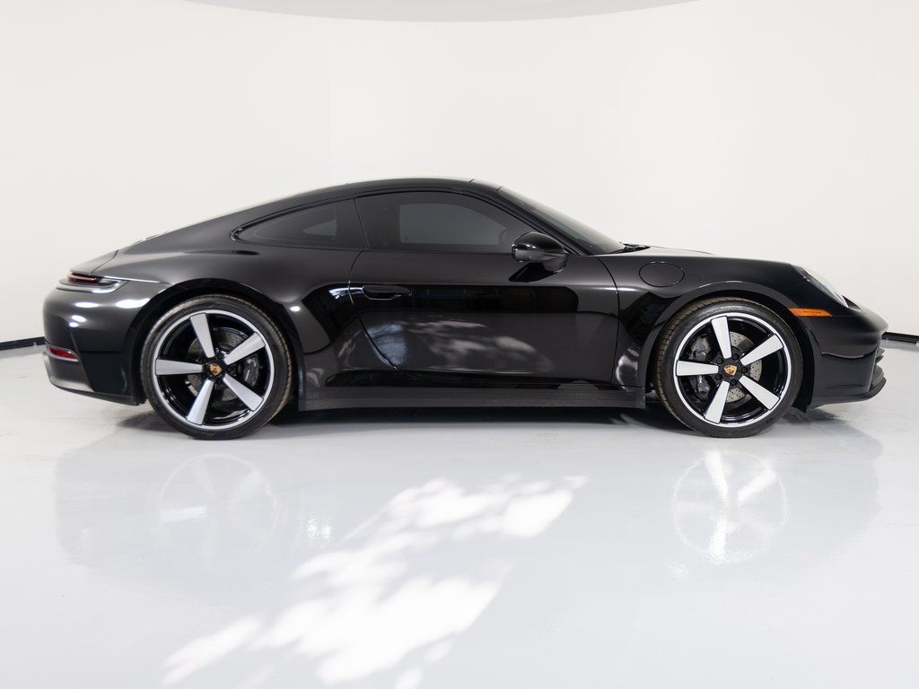 2025 Porsche 911 - Photo 8