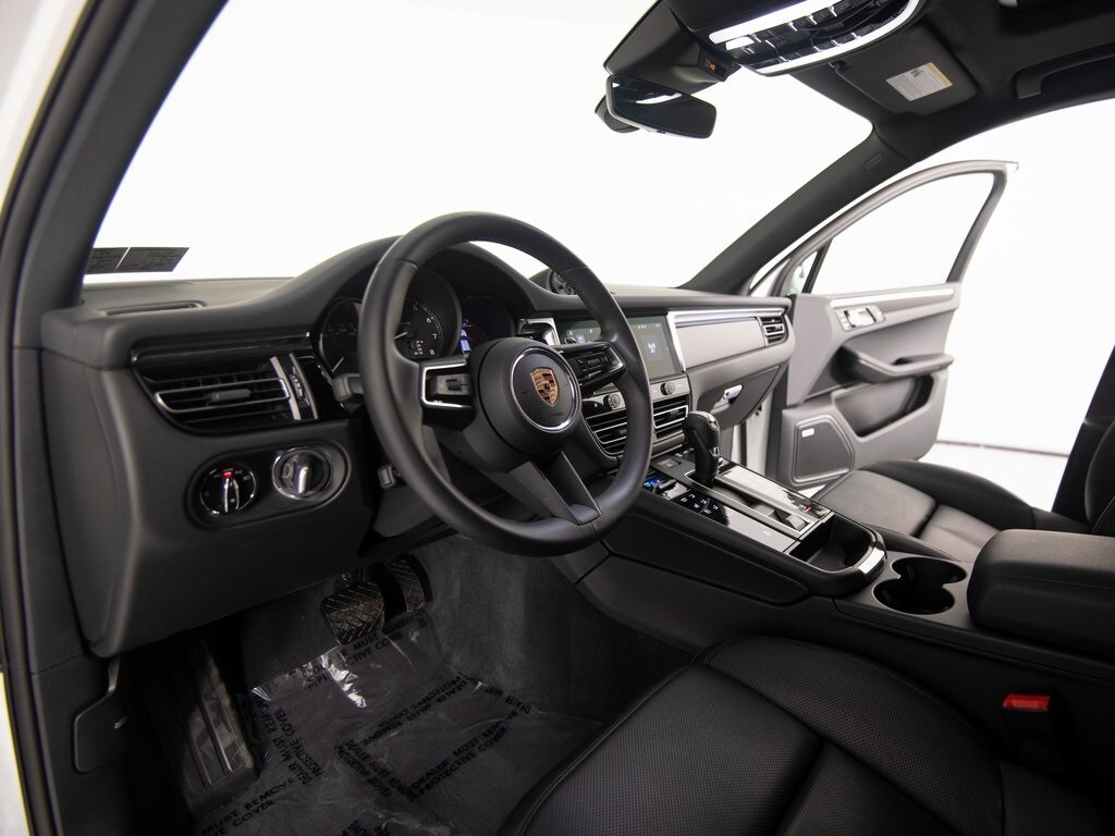 2025 Porsche Macan photo 4