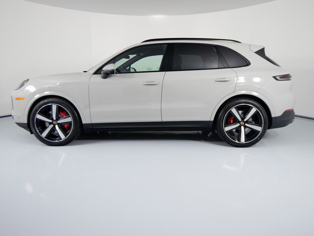 2026 Porsche Cayenne S - Photo 2