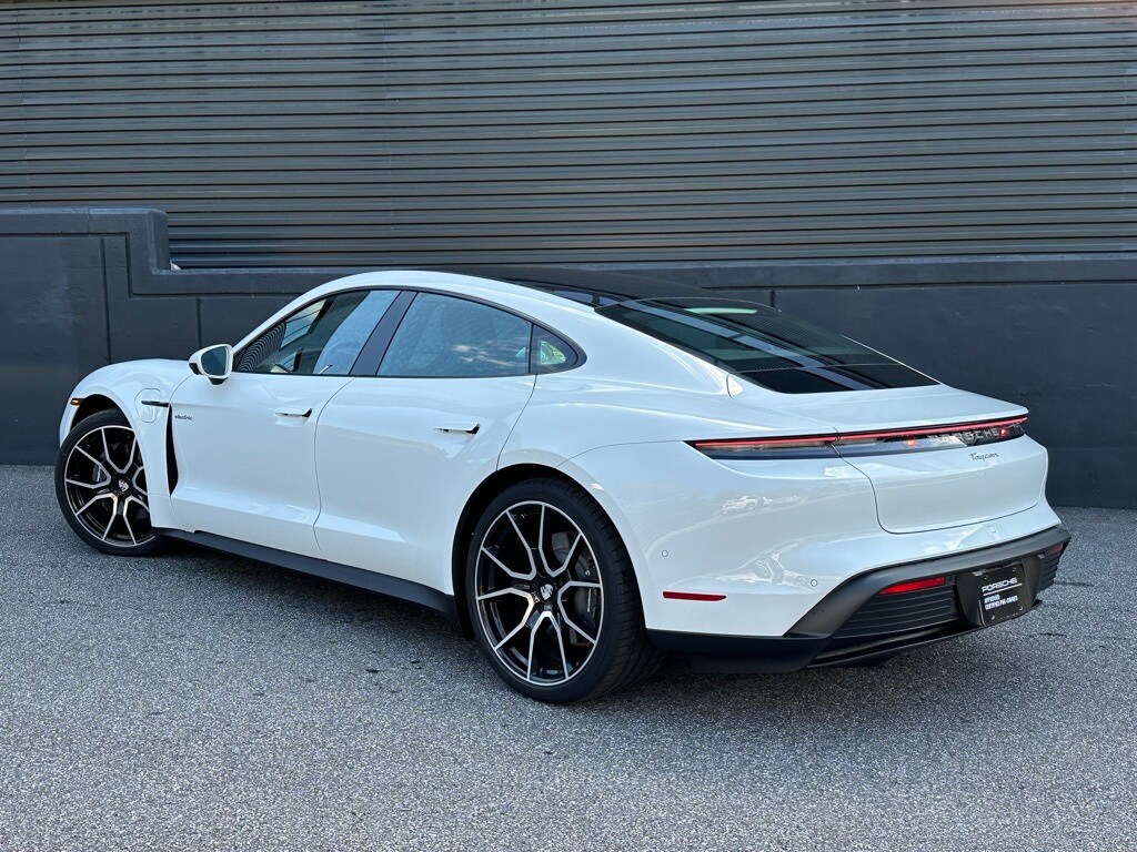2025 Porsche Taycan photo 3