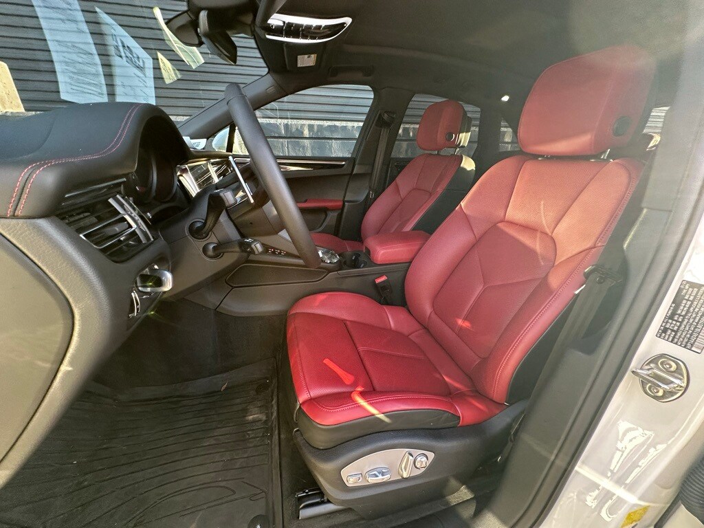 2025 Porsche Macan T photo 4