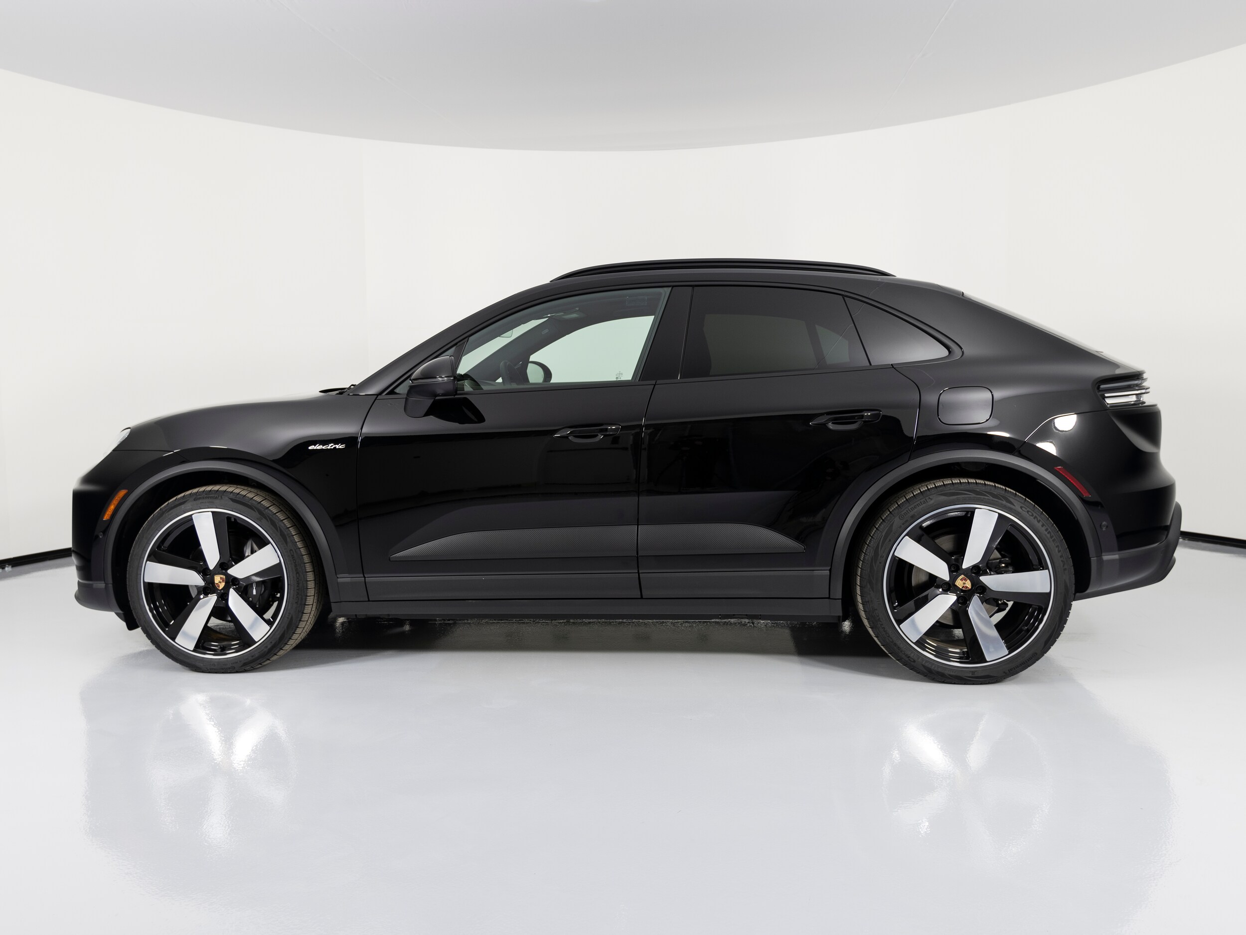 2025 Porsche Macan Electric 4 photo 2