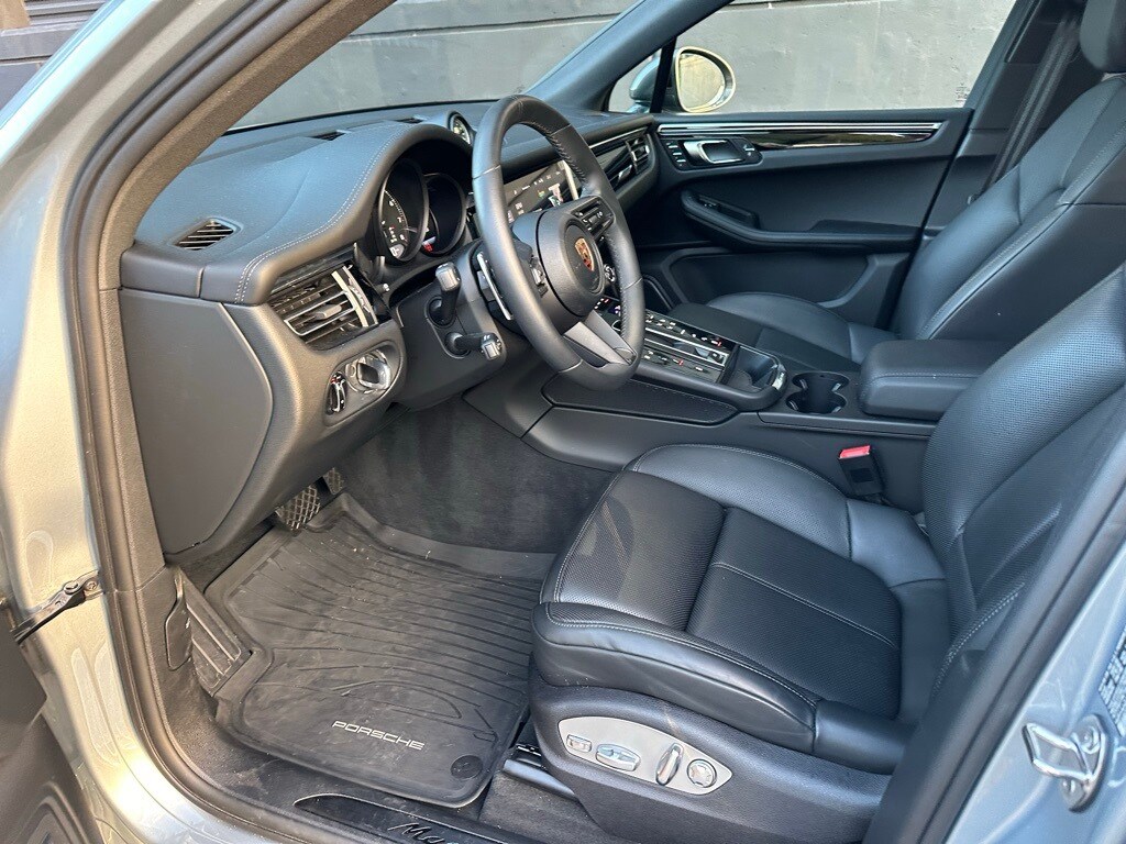 2025 Porsche Macan T photo 4