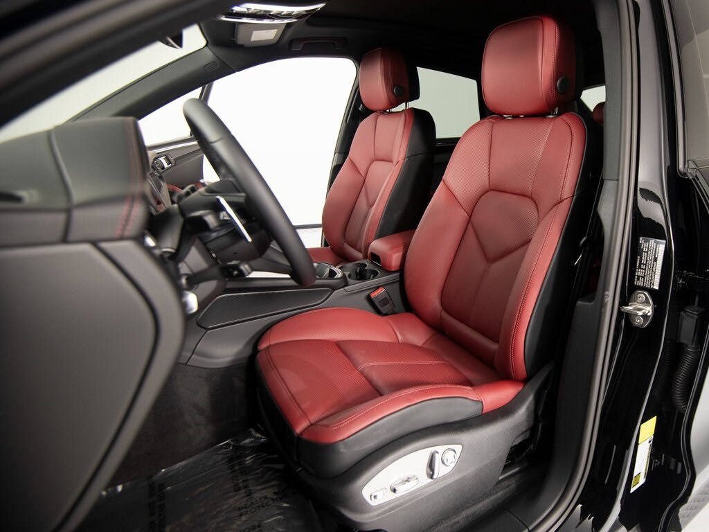 2026 Porsche Macan S photo 4