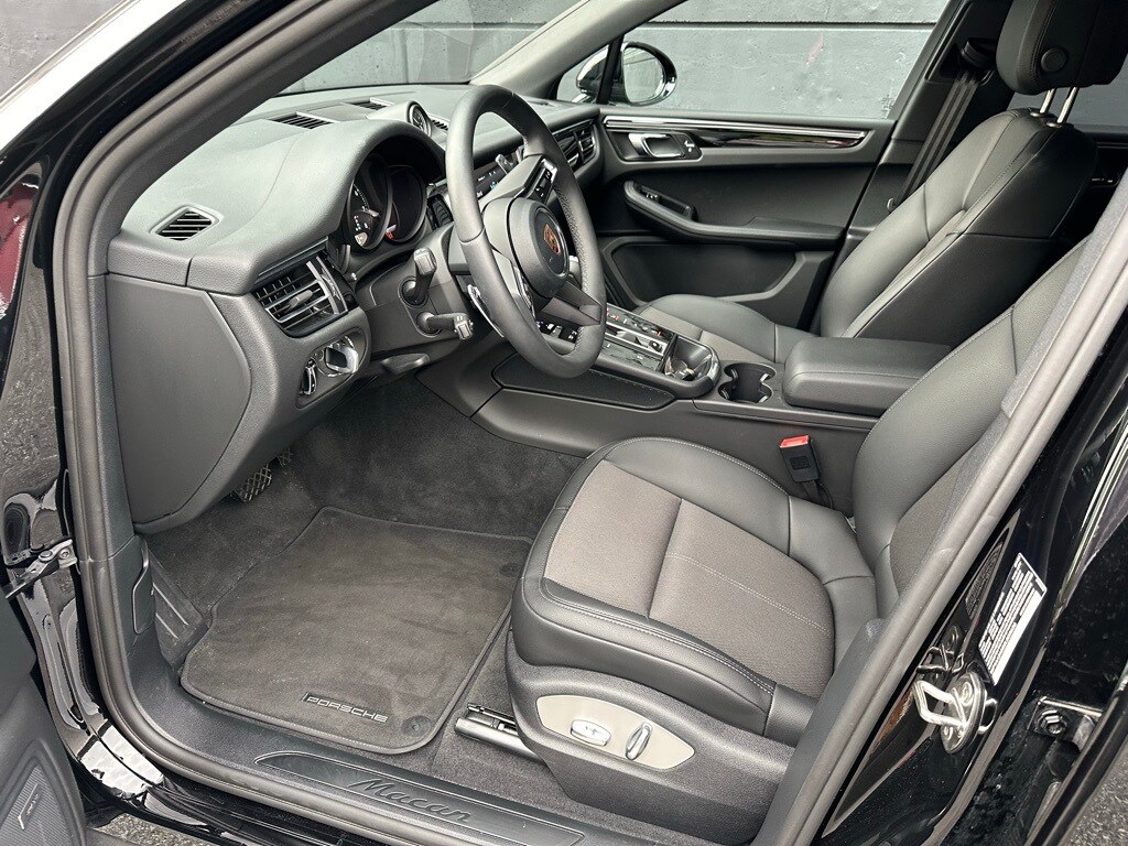 2025 Porsche Macan photo 4