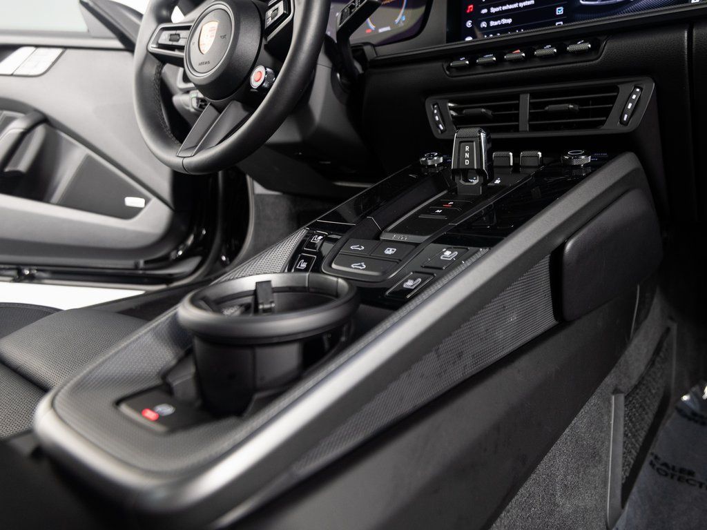 2025 Porsche 911 - Photo 30