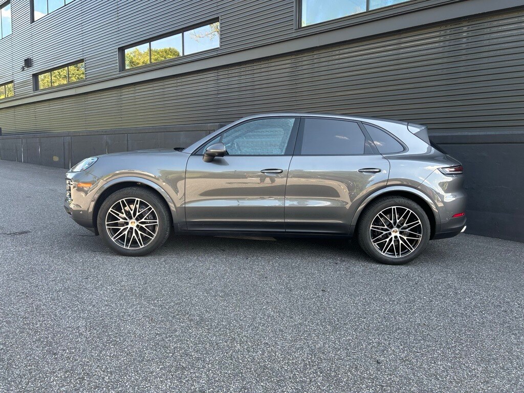 2025 Porsche Cayenne photo 2