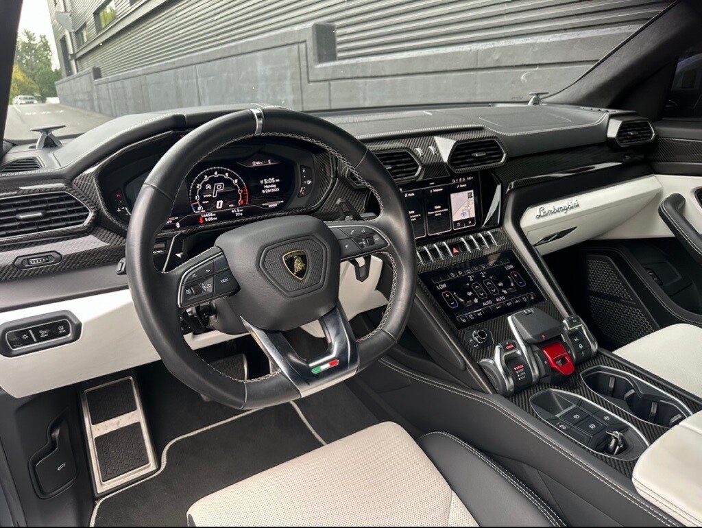 2022 Lamborghini Urus Base photo 4
