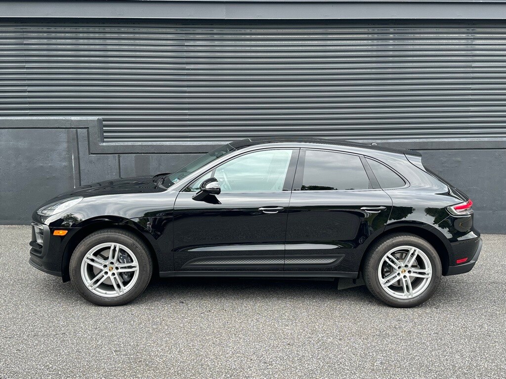 2025 Porsche Macan photo 2