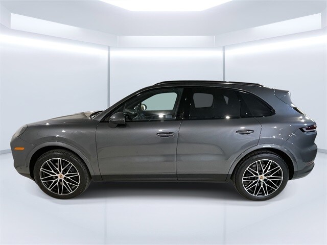 2025 Porsche Cayenne photo 2
