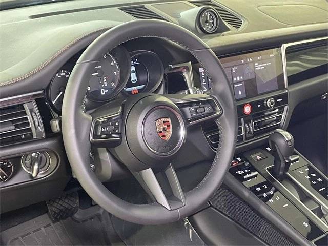 2025 Porsche Macan T photo 4