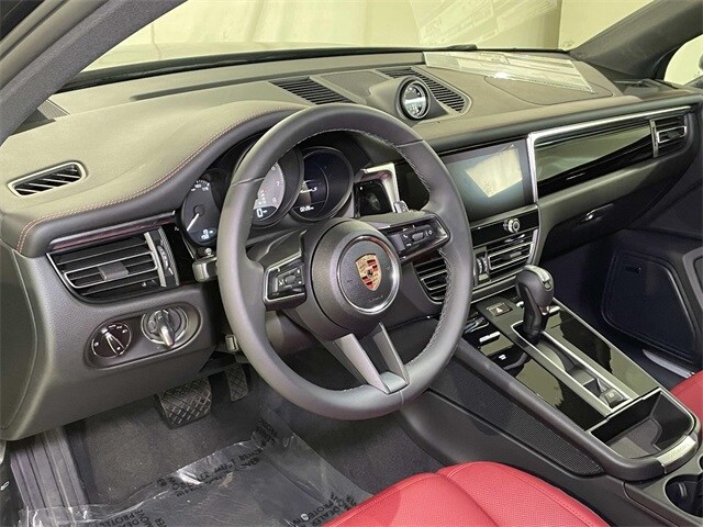 2025 Porsche Macan S photo 4