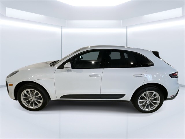2022 Porsche Macan photo 2