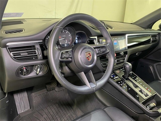 2025 Porsche Macan photo 4