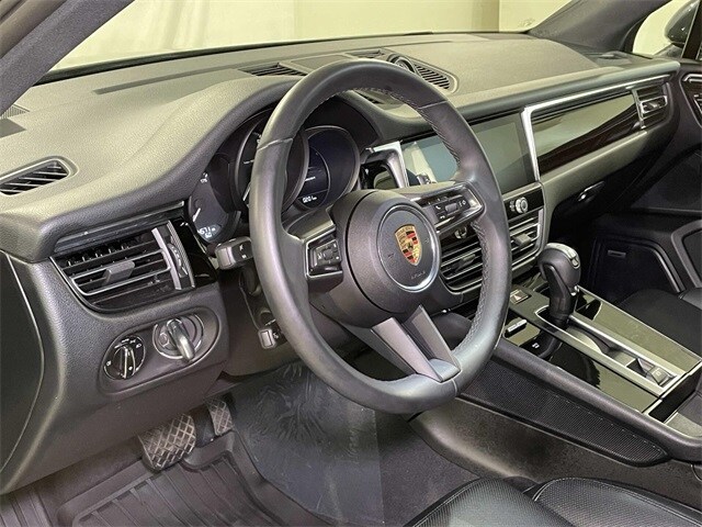 2025 Porsche Macan photo 3