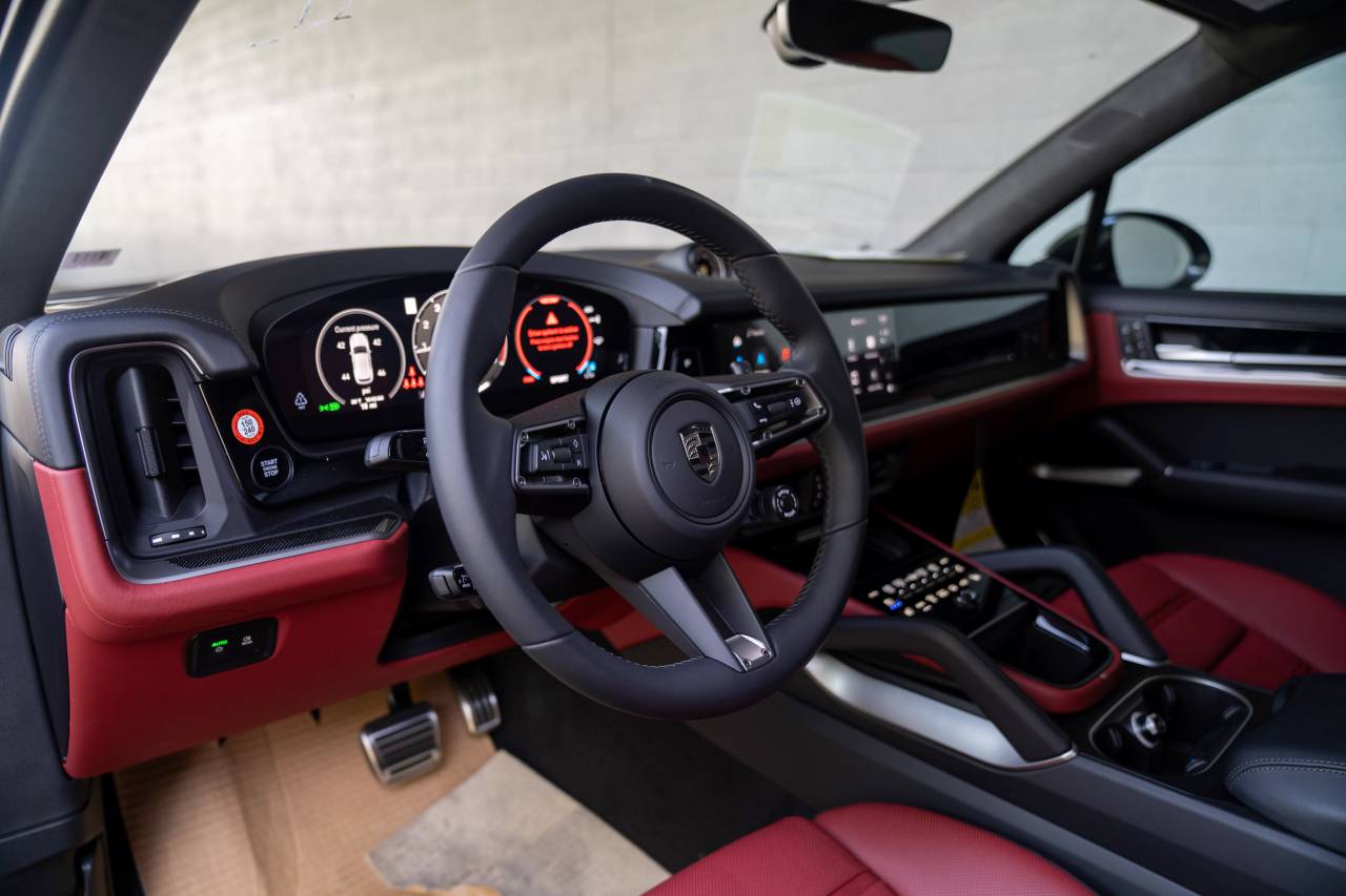 2025 Porsche Cayenne E-Hybrid Turbo photo 4