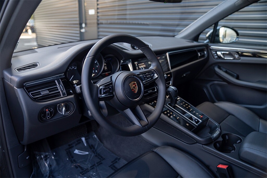 2025 Porsche Macan Base photo 4