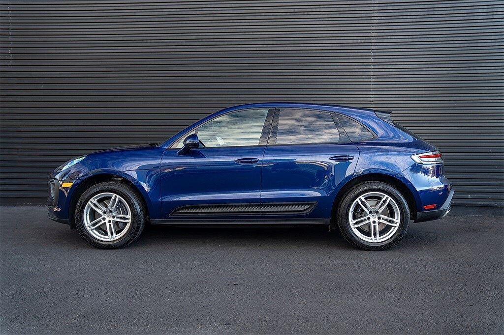 2025 Porsche Macan Base photo 2