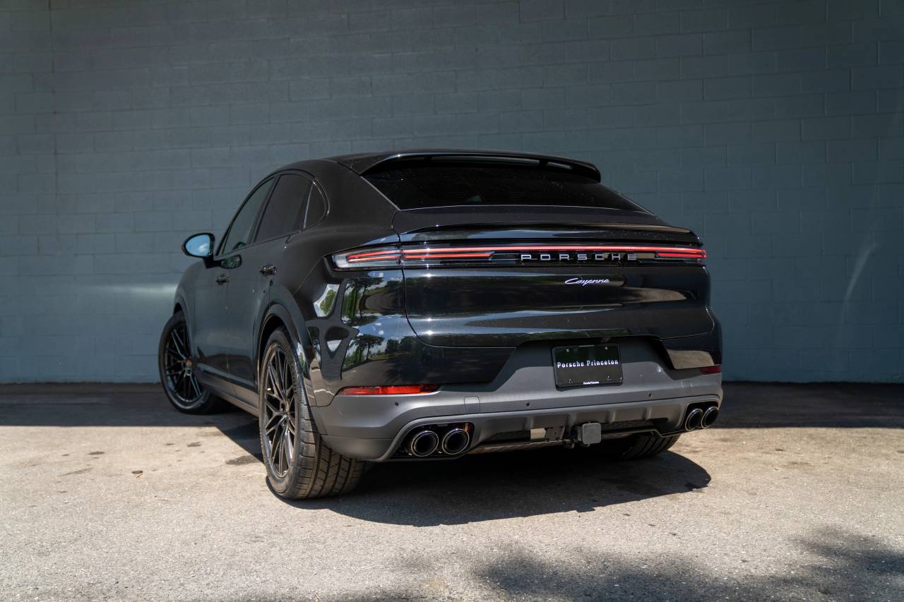 2025 Porsche Cayenne Coupe photo 3