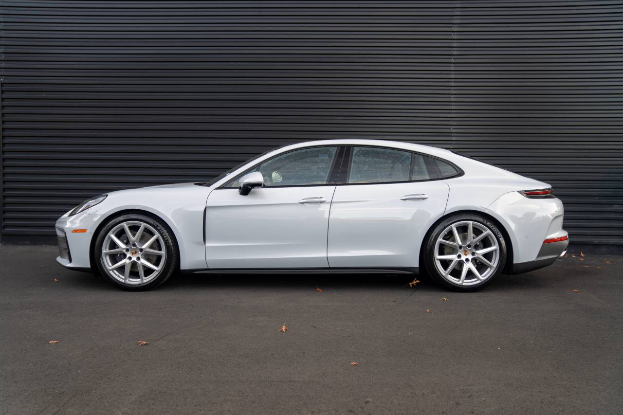 2026 Porsche Panamera 4 photo 2