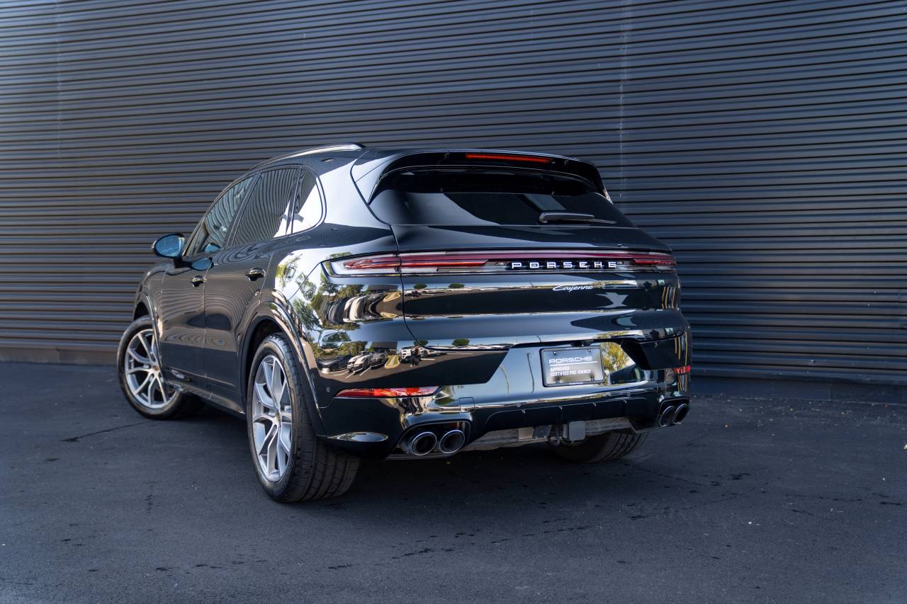 2025 Porsche Cayenne Base photo 3