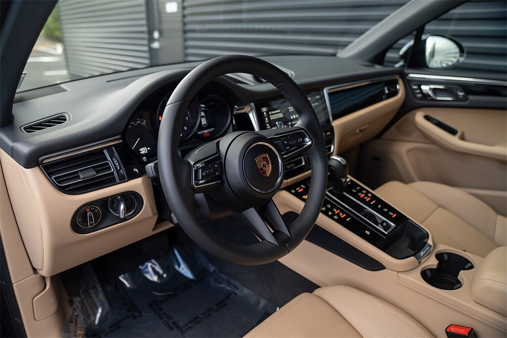 2025 Porsche Macan Base photo 4